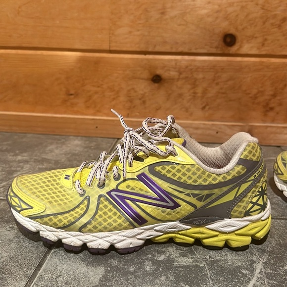 New Balance women’s 870 V3 running shoes yellow and purple - Picture 5 of 8